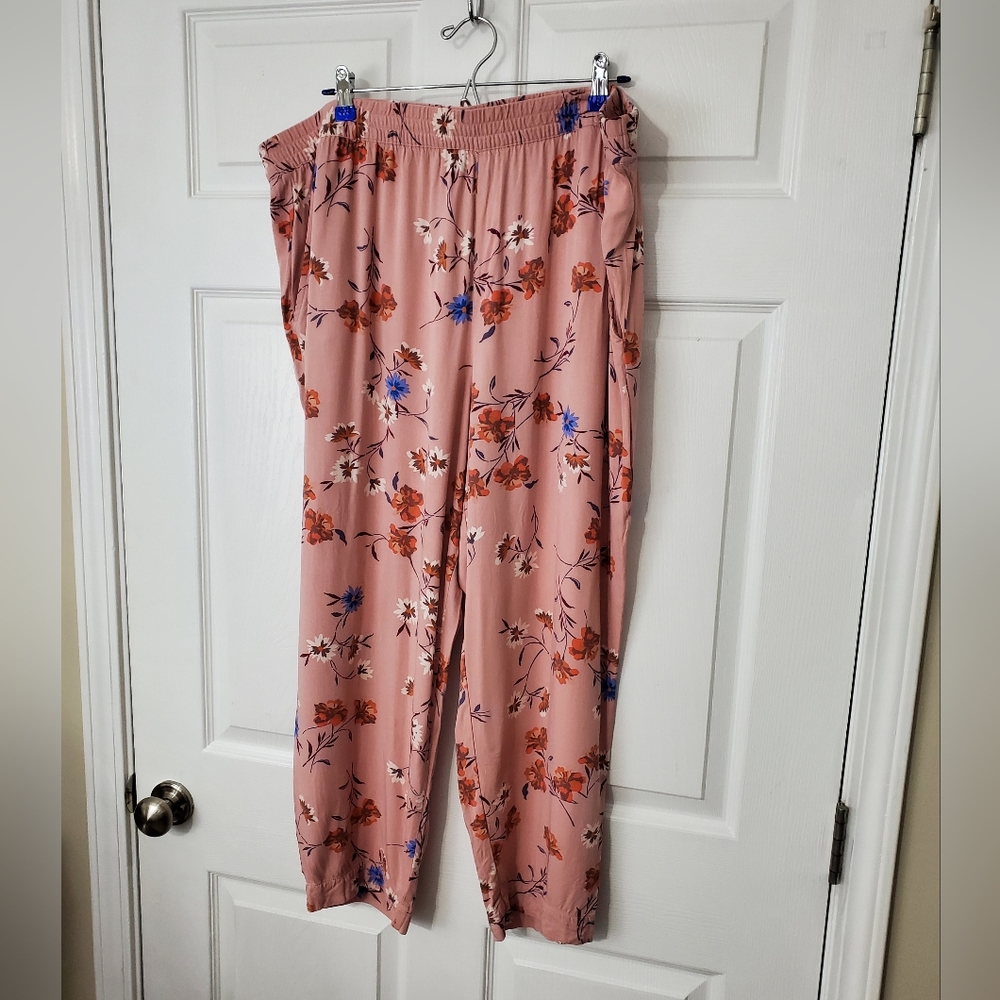 Jessica Simpson Floral Knit Cropped Pants/Capris - Picture 3 of 13